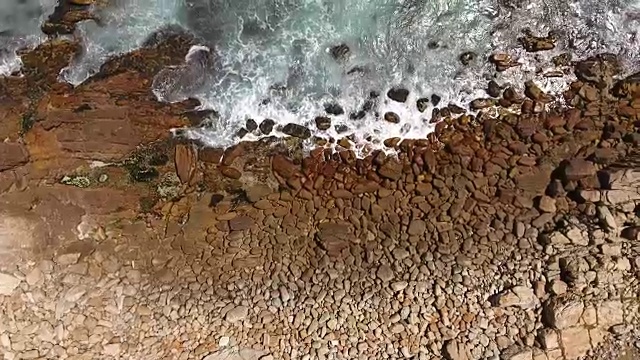 海浪撞击岩石鸟瞰图视频素材