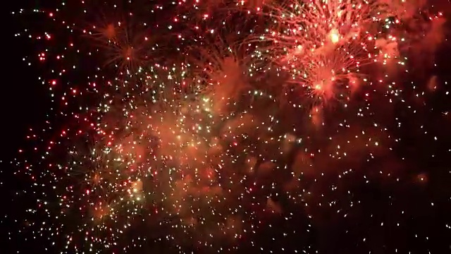 五彩缤纷的烟花在节日之夜视频素材