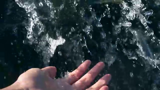 手触摸落水视频素材