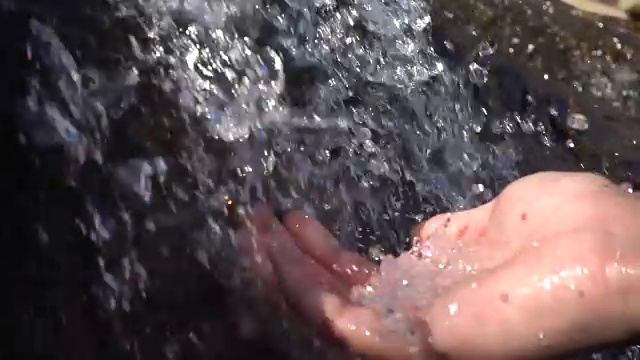 手触摸落水视频素材