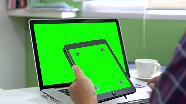 多莉:用数码平板电脑和绿屏笔记本电脑视频下载