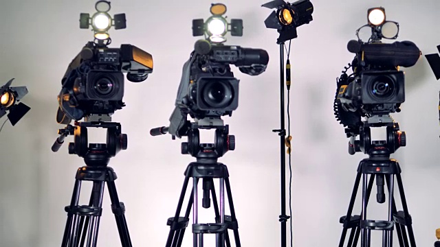 3台摄像机和照明设备的变焦镜头。视频素材