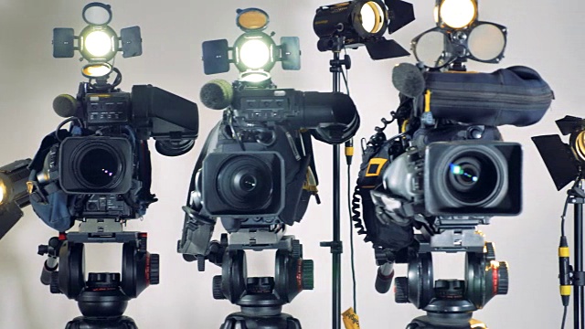 几个带工作灯的摄像机。视频下载