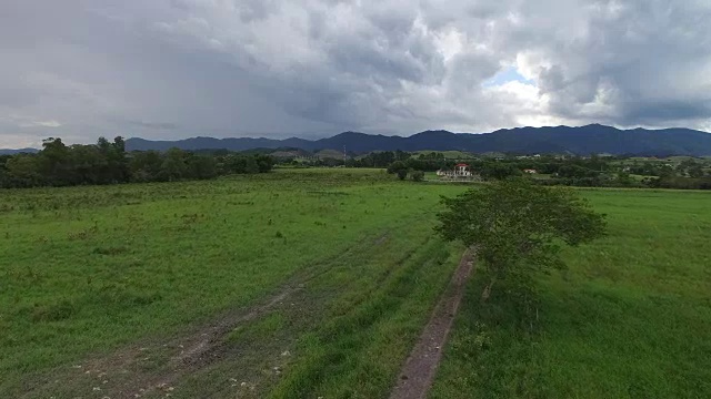 飞越拉丁美洲的农村地区视频素材