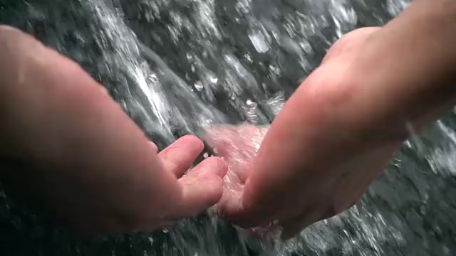 流动的水倒在手上视频素材