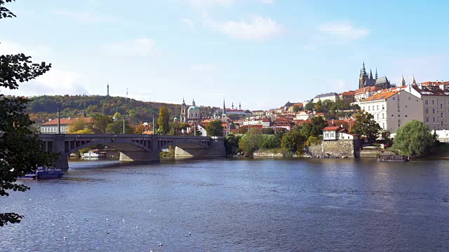 布拉格伏尔塔瓦河和赫拉德卡尼山视频下载