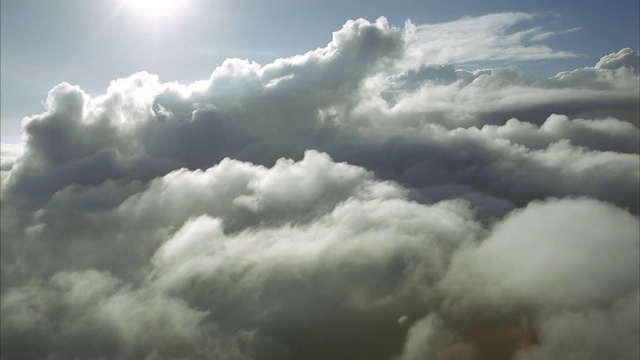 飞机或喷气式飞机穿过云层时右侧窗口的天线。可能是驾驶舱窗板。镜头角度开始稍微向后看，向左稍微向前平移。飞机。视频素材