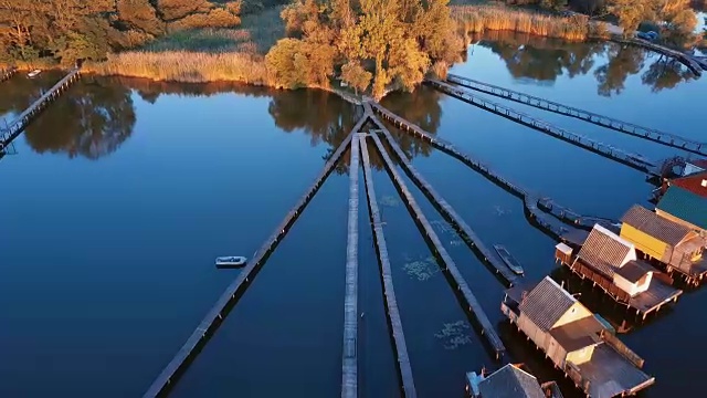 航拍匈牙利湖边的传统钓鱼屋。视频素材