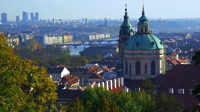 布拉格的地平线和圣尼古拉斯教堂视频素材