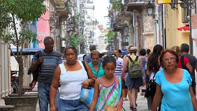古巴哈瓦那老城:联合国教科文组织世界遗产遗址中真实的人们日常生活方式视频下载