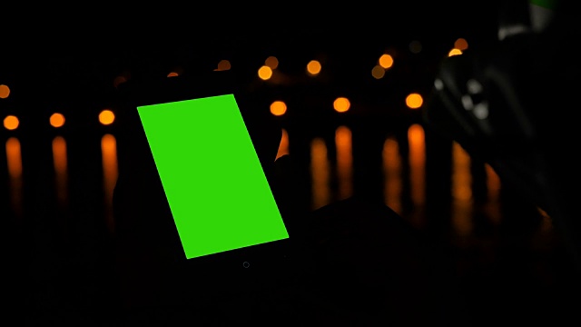 一名女子在游轮甲板上使用绿屏智能手机视频素材