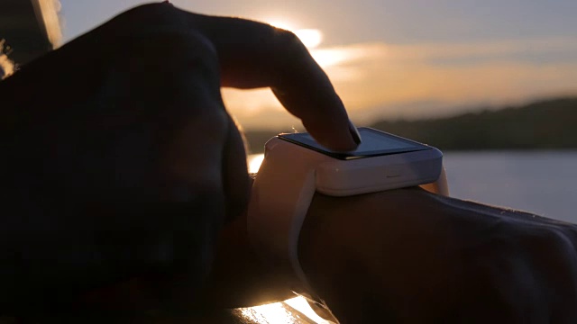 女性使用可穿戴智能手表视频素材