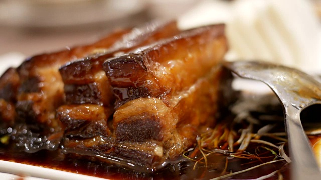 在中餐厅蒸盘里的腊菜炒猪肉视频下载