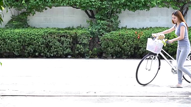 女孩骑着自行车回家视频素材