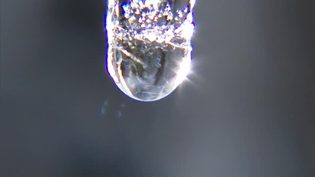 特写镜头的水滴从一个冰柱的尖端在奥莫戈峡谷视频下载