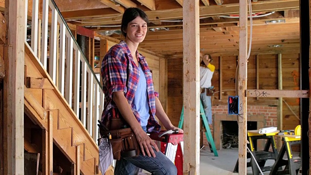 妇女在家庭装修的门框上工作的肖像视频下载
