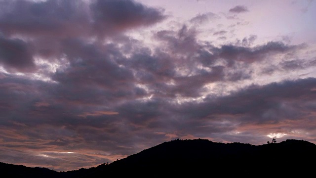 4K时间的戏剧性的天空和云移动过山在泰国普吉岛视频素材