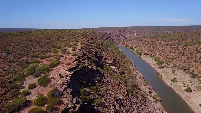 内陆峡谷和河流的鸟瞰图视频素材