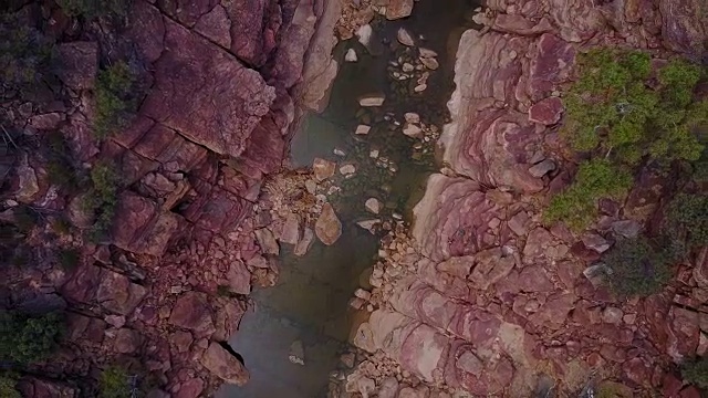 用无人机从峡谷里的河流里飞出来视频素材