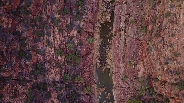 无人机跟随河流穿过峡谷视频素材