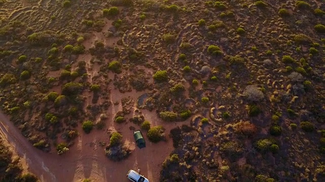 在澳大利亚内陆的荒野中露营视频素材
