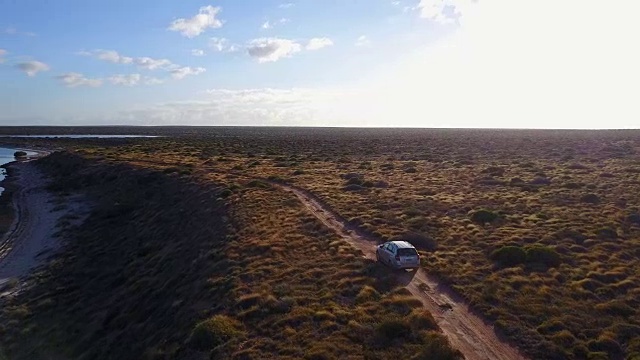 汽车在荒野中行驶视频素材