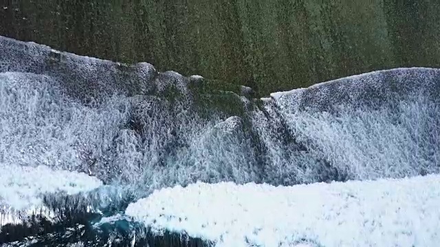 海浪在海面上撞击的鸟瞰图视频素材