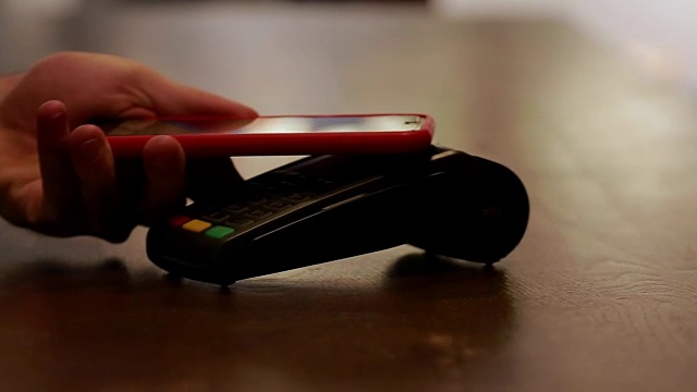 男人用NFC技术支付手机，餐厅，商店视频下载