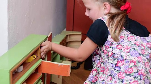 可爱的小女孩玩古董玩具视频素材