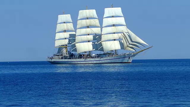 美丽的高船和帆船在海上视频素材