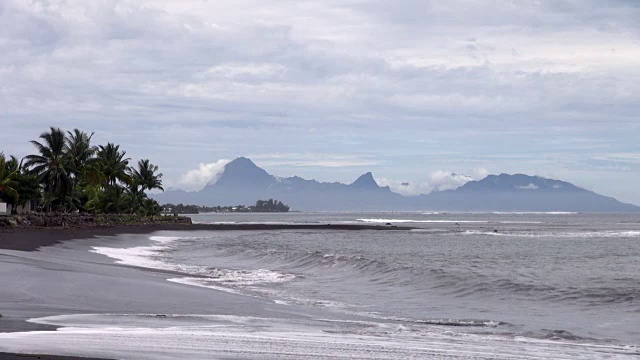 海滩和帕皮提山景视频下载