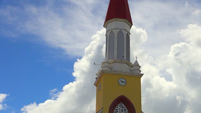 时间流逝:教堂顶部拍摄与晴朗的天空视频下载