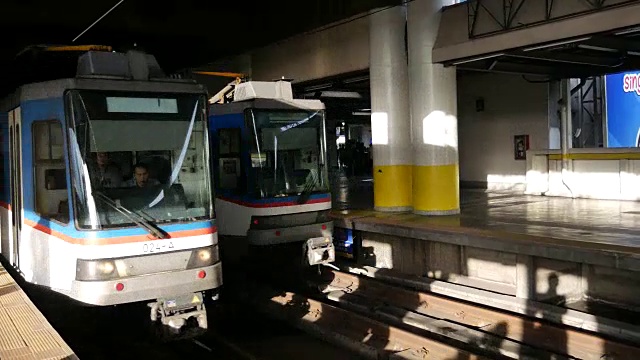 马尼拉轨道交通列车和通勤者视频素材
