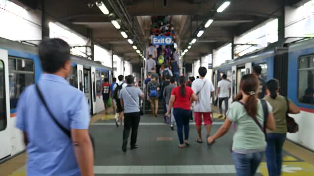 马尼拉轨道交通列车和通勤者视频素材