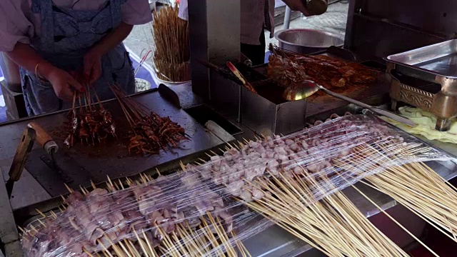 在中国亚洲卖肉和中餐的市场摊位视频下载