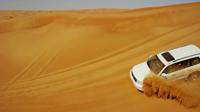 无人机俯瞰公路沙漠Safari迪拜视频素材
