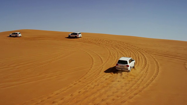 空中迪拜无人机沙漠狩猎车辆的视图视频素材