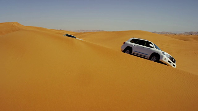 空中迪拜无人机沙漠沙丘车辆的视图视频素材