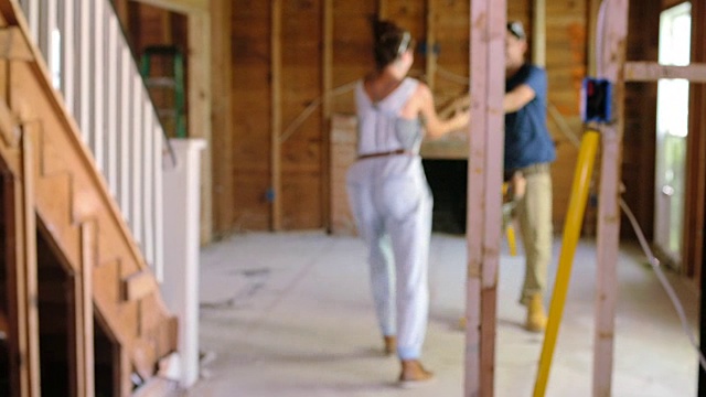 软焦点拍摄的一个男人和女人在他们的家装修跳舞。视频下载
