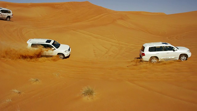 无人机俯瞰公路沙漠Safari迪拜视频素材
