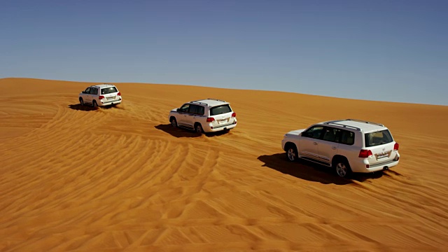 无人机驾驶4x4车辆穿越迪拜视频素材