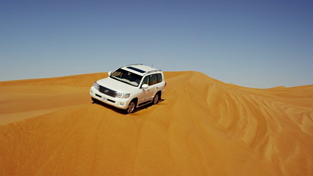 空中迪拜无人机沙漠狩猎车辆的视图视频素材