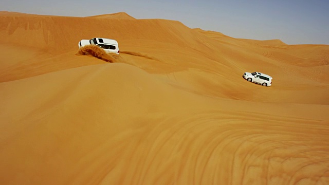 空中迪拜无人机沙漠沙丘车辆的视图视频素材