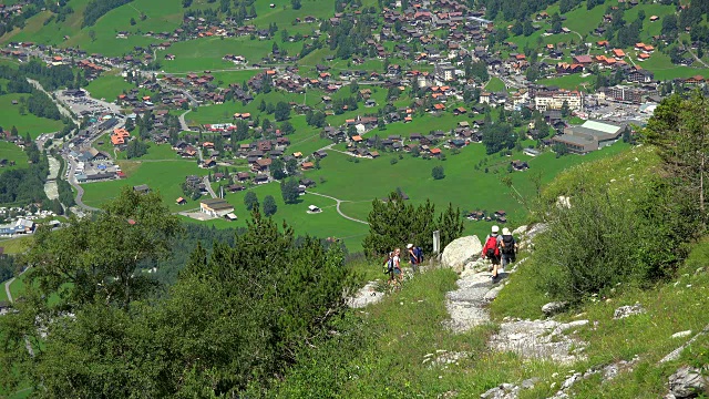 前往瑞士、欧洲的巴雷格、格林德沃、伯恩斯阿尔卑斯山的徒步旅行者视频素材