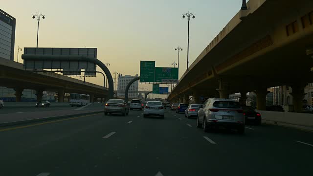 日落黄昏迪拜城市交通道路pov驾驶汽车前全景4k阿拉伯联合酋长国视频素材