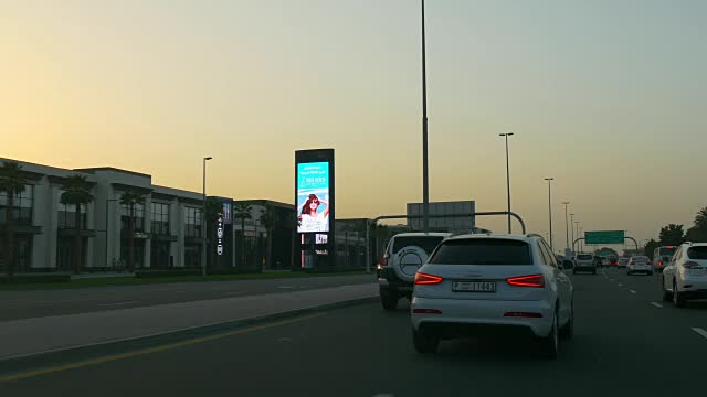 日落灯光迪拜城市驾驶汽车pov前窗全景4k阿拉伯联合酋长国视频素材