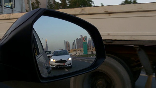 日落光迪拜市区驾驶汽车pov侧镜全景4k阿拉伯联合酋长国视频素材