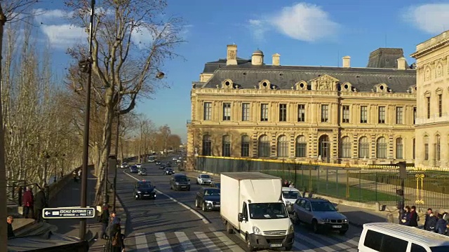 法国阳光明媚的巴黎，双层巴士卢浮宫，河畔大桥，pov全景4k视频下载