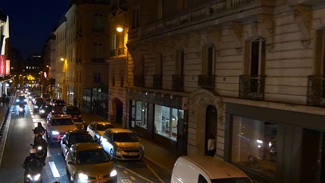 法国夜间照明巴黎双层巴士乘坐街道全景4k视频下载