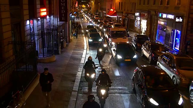 法国夜间照明巴黎双层巴士乘坐交通街道全景4k视频下载